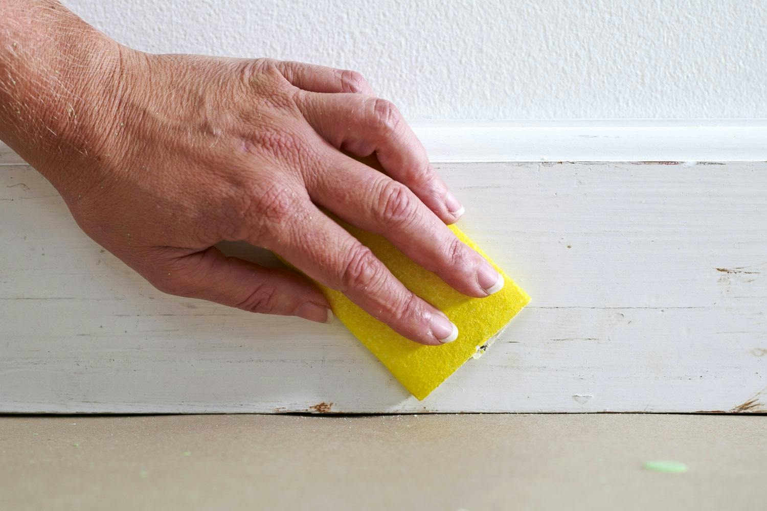 Slibe træ inden maling af væg og træ Husk at slibe inden maling af væg og træ